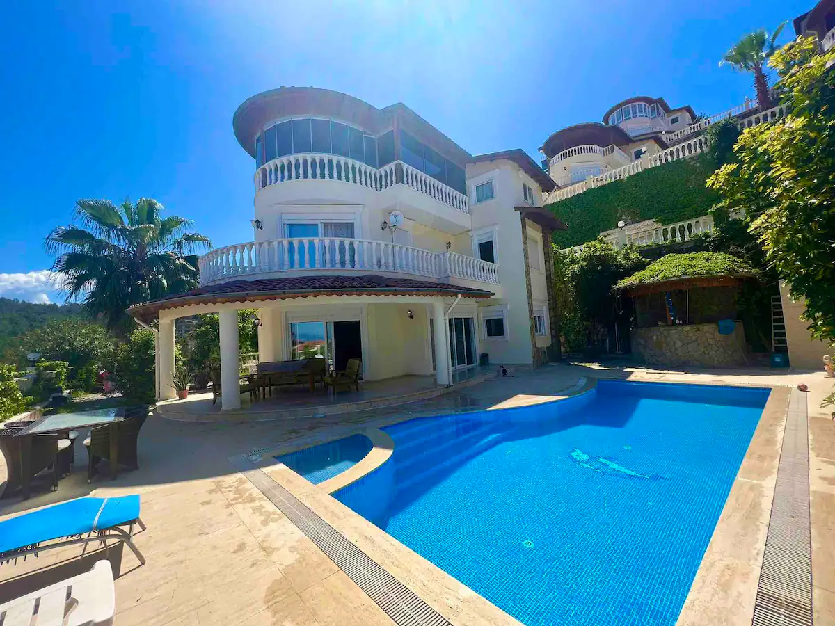 Villa 350qm in Alanya mit Meerblick, privater Pool, 3 Schlafzimmer, 3 Bäder, 3 Etagen, 80qm Panorama-Etage