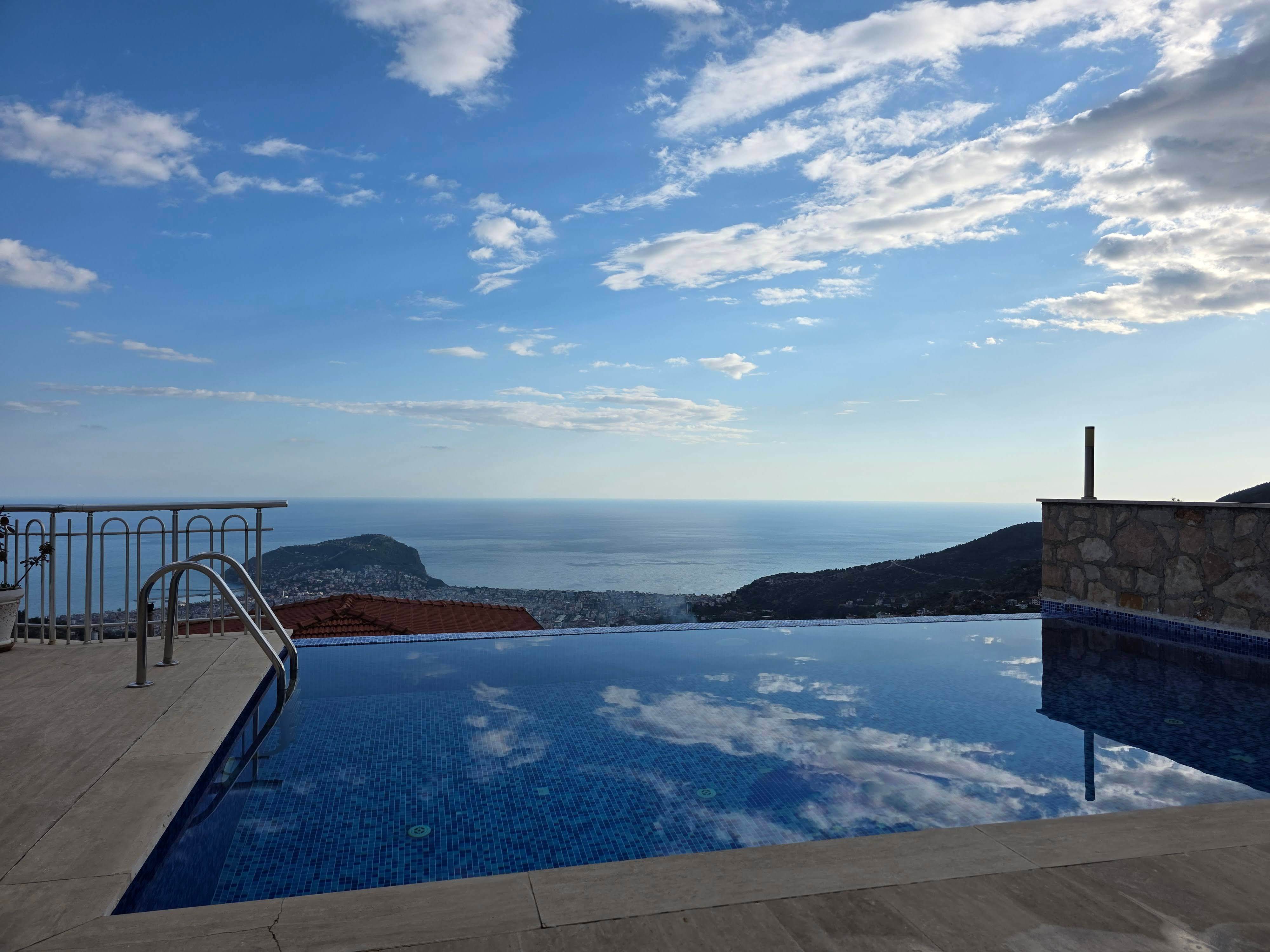 Villa 320qm in Alanya mit Panoramablick, privater Infinity-Pool, 4 Schlafzimmer, 3 Bäder, 3 Etagen
