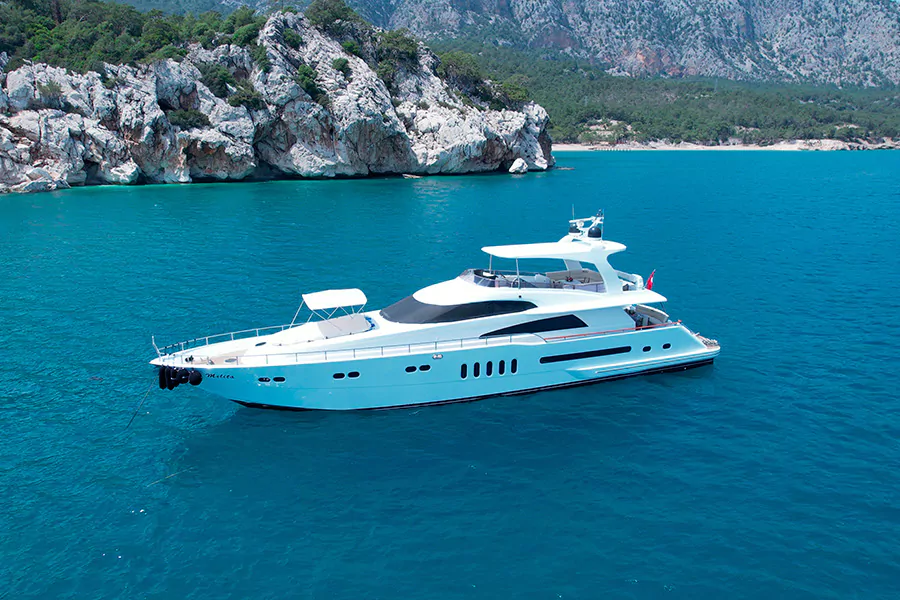 Motoryacht Melita | 30 m | bis zu 12 Personen | mit Kaptain