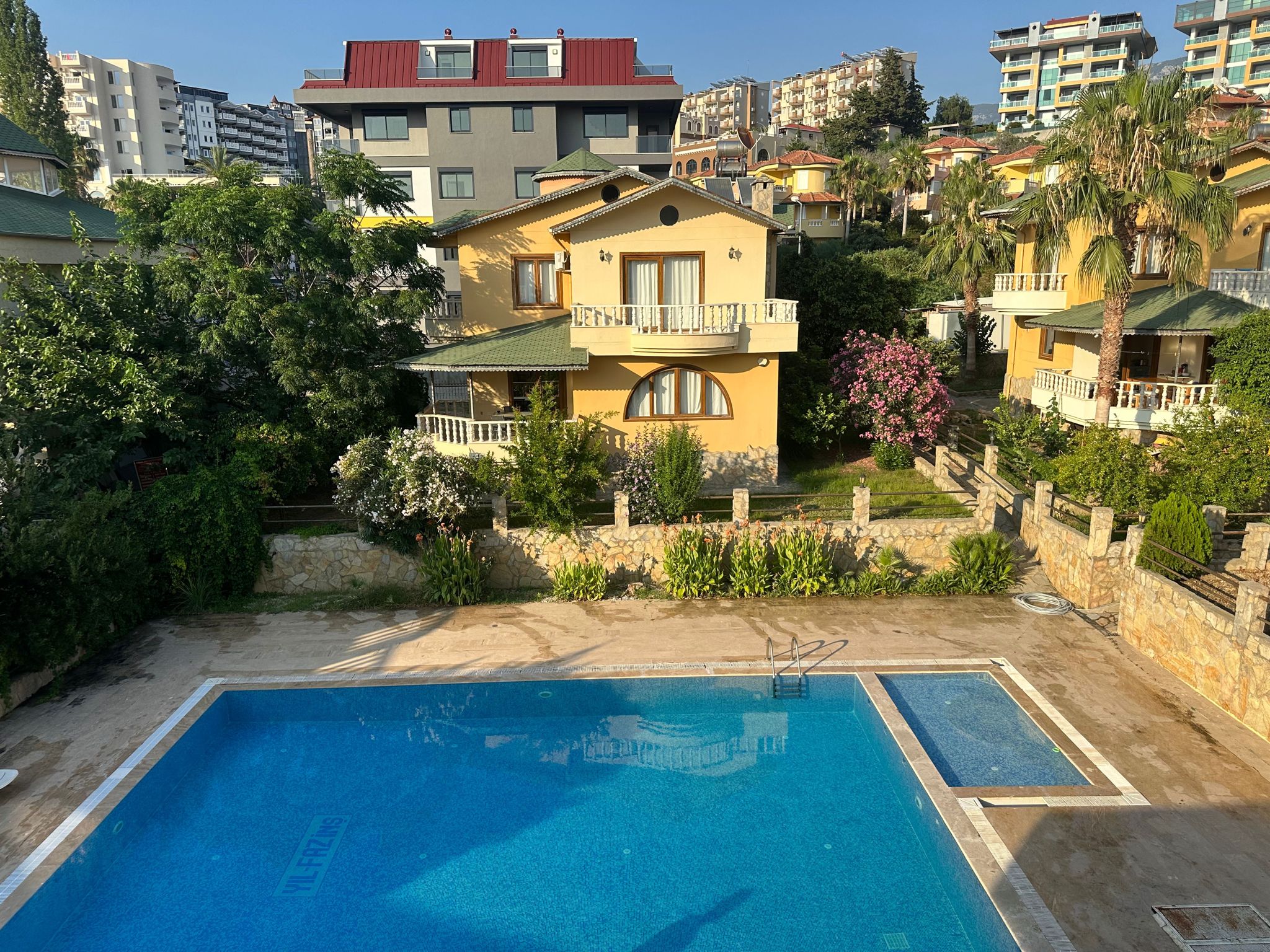 Villa 350qm in Alanya, Pool, 4 Schlafzimmer, 2 Bäder, Garten, 2 Etagen