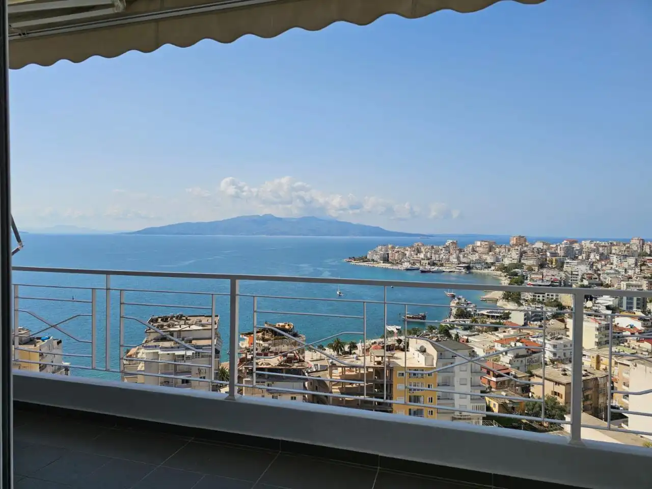 Wohnung 95qm in Saranda mit Meerblick, 2 Schlafzimmer, 1 Bad, 2 Balkone