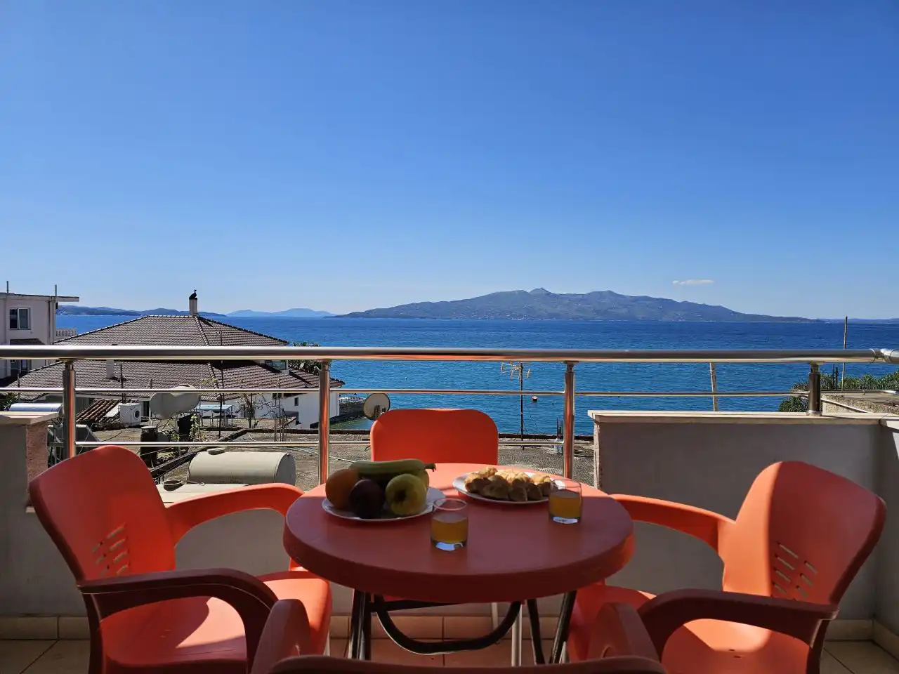 Wohnung 100qm in Saranda mit Meerblick, 3 Schlafzimmer, 2 Bäder, 3 Balkone